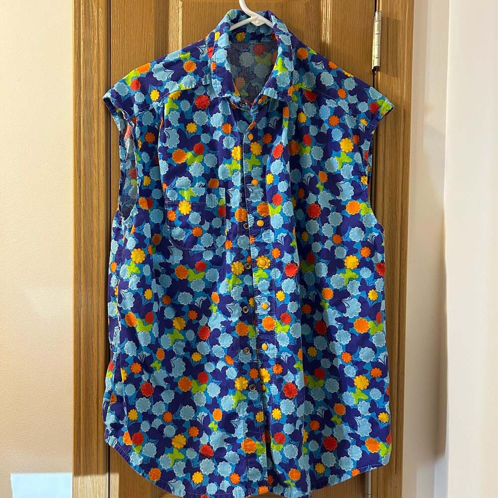 Vintage 1970s Floral Butterfly Print Sleeveless Snap Button Shirt